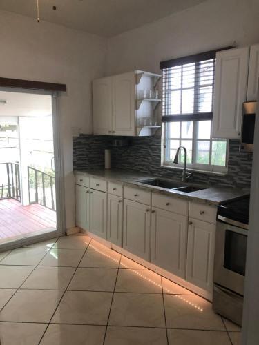V - Private Suite Next To Calle Ocho (apt 2)