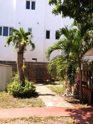 V - Private Suite Next To Calle Ocho (apt 2)