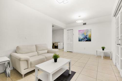 Fantastic House 5min To Brickell W/ Pool & Tub
