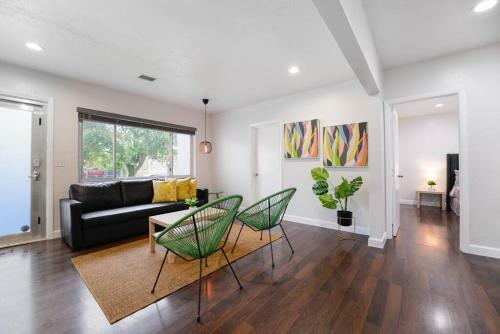 Spacious 3br House With Studio And Garage. The Place
