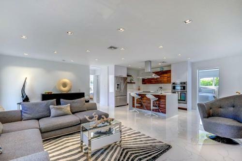 Modern Home*heated Pool, Basketball And Mini Golf