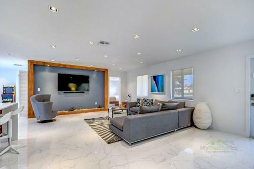 Modern Home*heated Pool, Basketball And Mini Golf