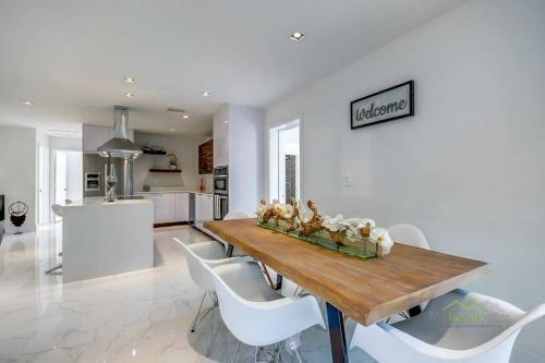 Modern Home*heated Pool, Basketball And Mini Golf