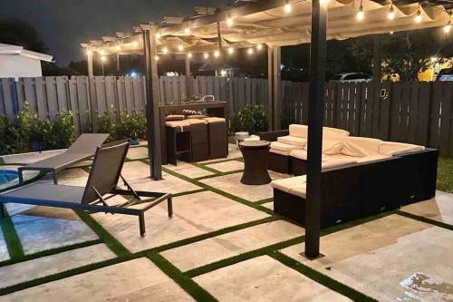 Modern Home*heated Pool, Basketball And Mini Golf