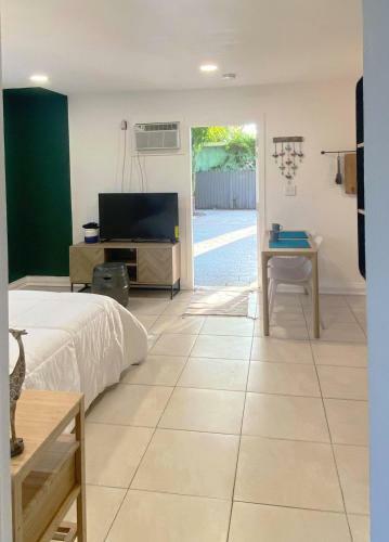Hostal Private Suite W/ Full Backyard, Bbq, 5min From Mia