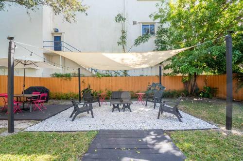 Design District! 2 Bed 1 Bath W/ Gated Parking (b)