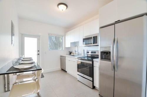 Design District! 2 Bed 1 Bath W/ Gated Parking (b)