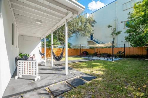 Design District! 2 Bed 1 Bath W/ Gated Parking (b)