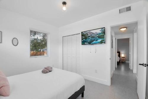 Design District 2 Bed 1 Bath W/gated Parking (a)