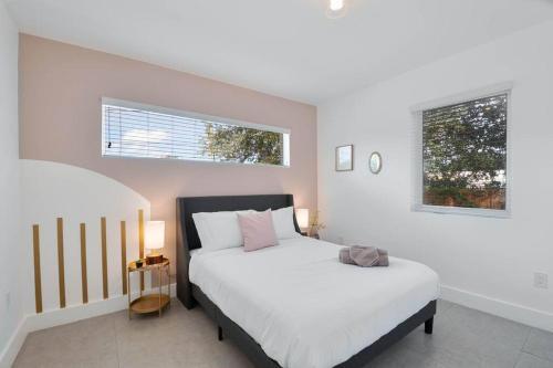 Design District 2 Bed 1 Bath W/gated Parking (a)