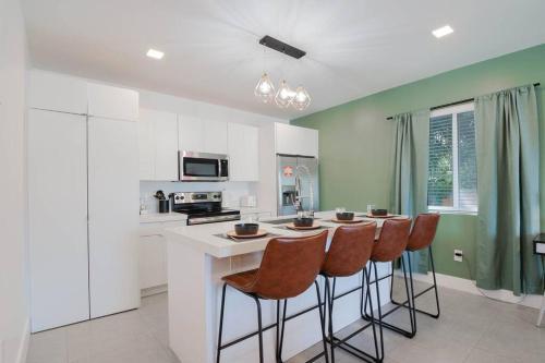 Design District 2 Bed 1 Bath W/gated Parking (a)