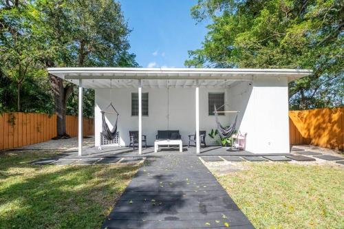 Design District 2 Bed 1 Bath W/gated Parking (a)