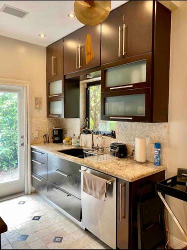 Entire Private Beautiful Home 10min Drive To The Beach