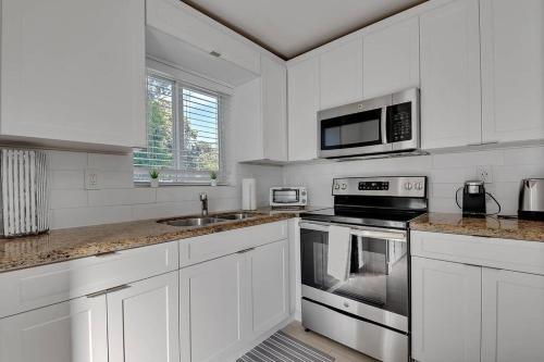 Design District! Gated 2 Bad/1 Bath W/ Parking 4402
