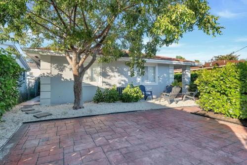 Design District! Gated 3 Bed 2 Bath Home W/parking 415