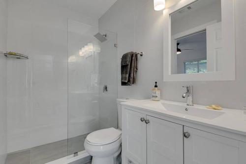 Design District! Gated 3 Bed 2 Bath Home W/parking 415