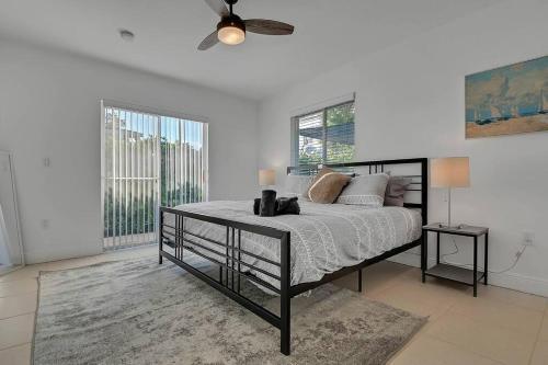 Design District! Gated 3 Bed 2 Bath Home W/parking 415