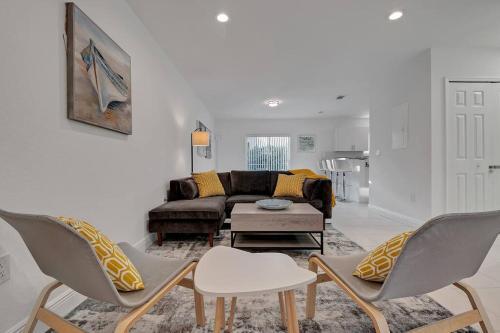 Design District! Gated 3 Bed 2 Bath Home W/parking 415