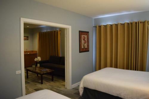 Sobeny Collins Queen Rooms Deluxe