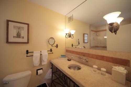 Sobeny Collins Suites And Rooms