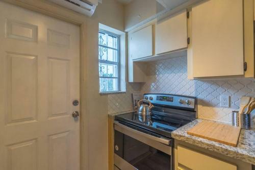 Apartamento Art Deco Retreat: 1 Block From The Beach