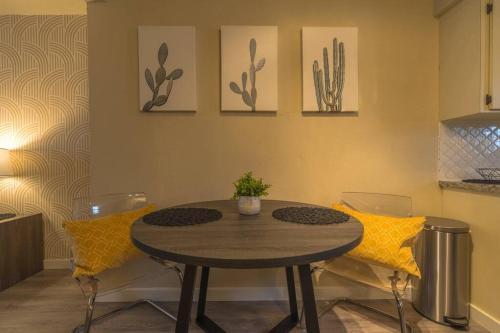 Apartamento Art Deco Retreat: 1 Block From The Beach