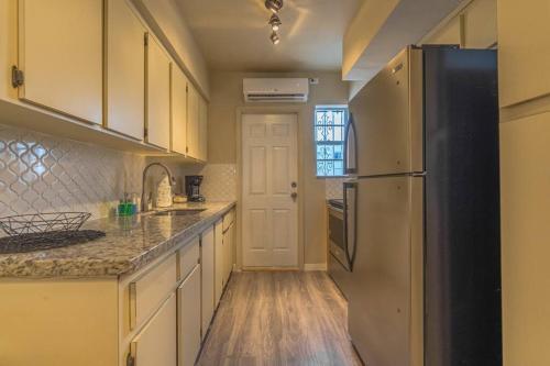 Apartamento Art Deco Retreat: 1 Block From The Beach