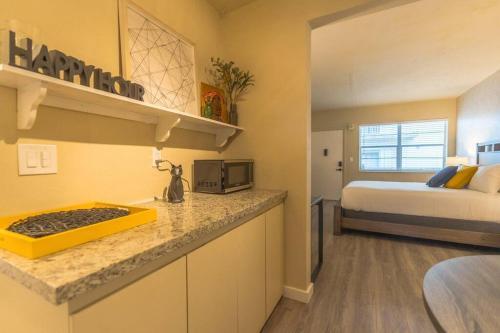 Apartamento Art Deco Retreat: 1 Block From The Beach