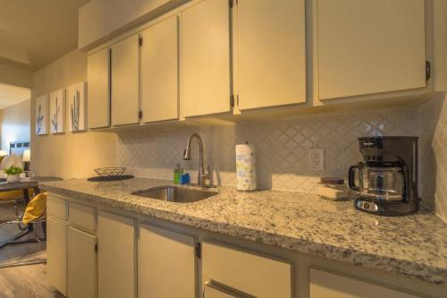 Apartamento Art Deco Retreat: 1 Block From The Beach