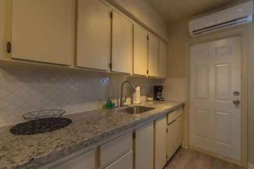 Apartamento Art Deco Retreat: 1 Block From The Beach