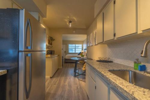 Apartamento Art Deco Retreat: 1 Block From The Beach