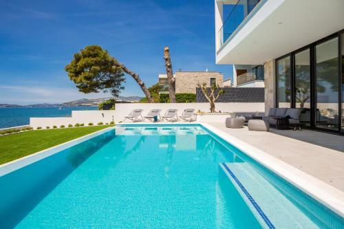 Beachfront Villa The View With Pool