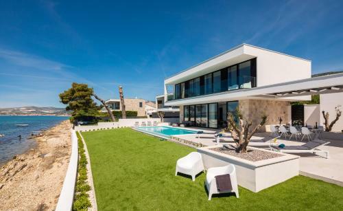 Beachfront Villa The View With Pool