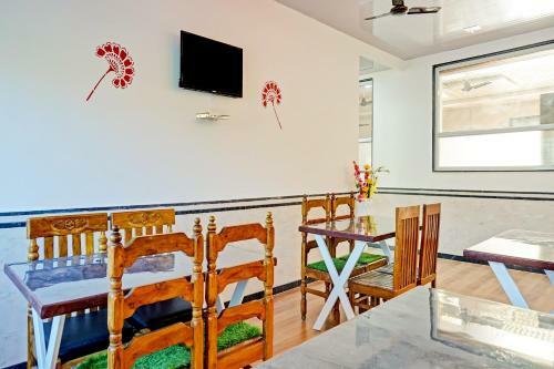 Collection O 84345 Hotel Raj & Lodging