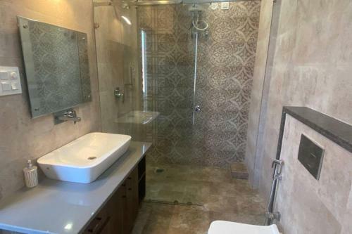 Apartamento Luxurious 2bhk With Huge Terrace, Partial River View