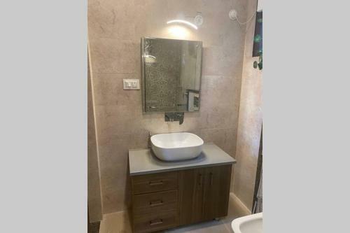 Apartamento Luxurious 2bhk With Huge Terrace, Partial River View