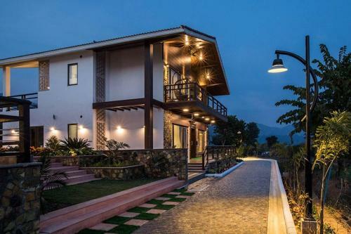 An Extravagant Pushp Villa Overlooking The Ganges