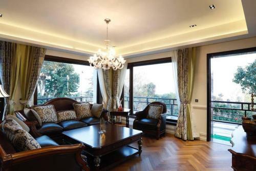 A Majestic Luxurious Rajasi Villa Overlooking The Ganges