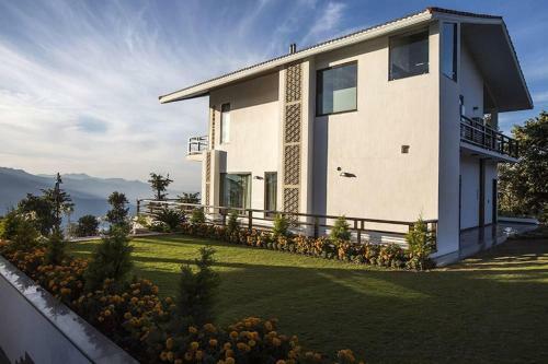 A Majestic Luxurious Rajasi Villa Overlooking The Ganges