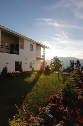 A Majestic Luxurious Rajasi Villa Overlooking The Ganges