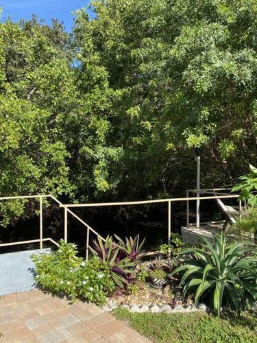 Apartamento Warm Mineral Springs Modern Waterfront Studio