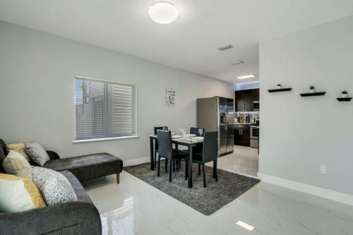 New! Cozy 2 Bd 1 Bth Cottage In Miami Shores