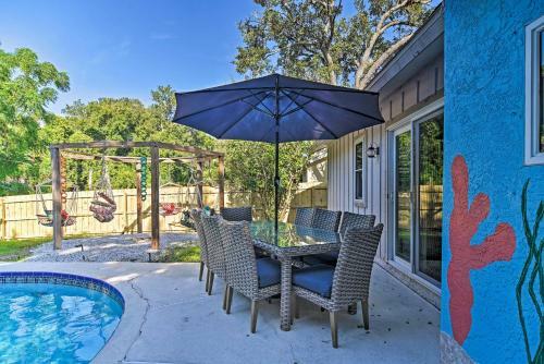 Stylish Palm Harbor Escape With Outdoor Oasis And Pool