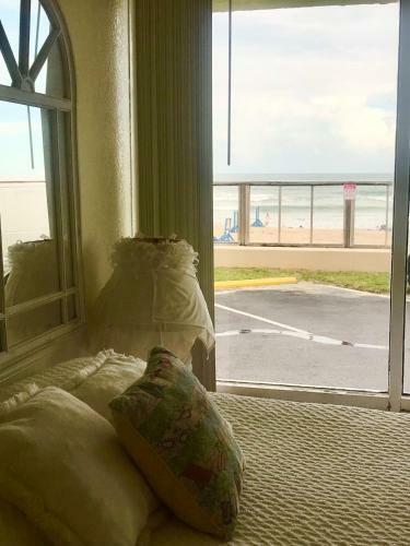 Ocean Waves - Ocean Front At Symphony Beach Club!