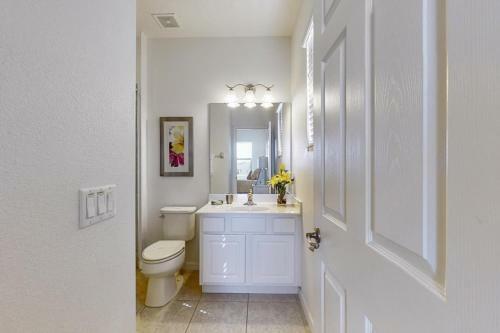 Beautiful 6 Bedroom Home With Games & More! Home