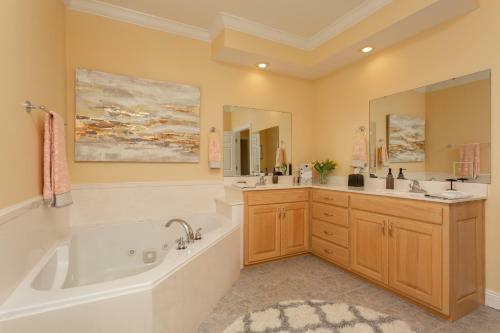 Luxury Vacation Home Near Johnson Beach
