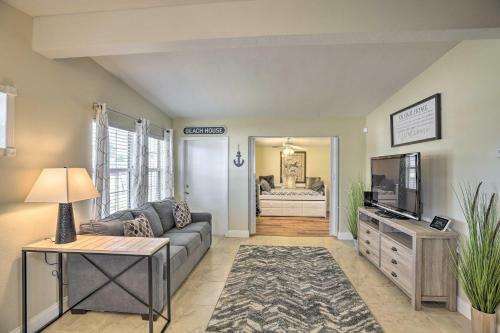 Inviting House With Fire Pit Less Than 3 Mi To Beach!