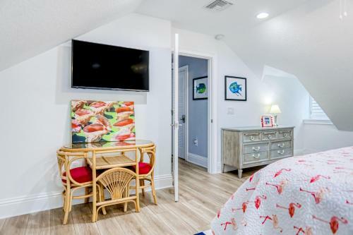 Genny's Dock With Truman's Suite