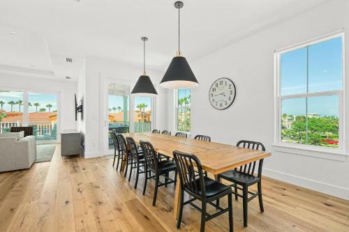 Endless Summer Oasis- Luxury 5br, Heated Pool, Elevator, Steps To Ocean!