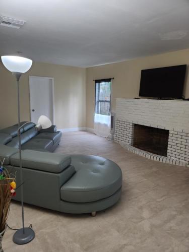 House With 2 Master Bed, 2 Living Rooms,